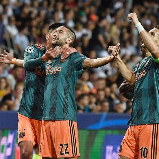 力撕扯对手 力撕扯对手